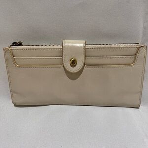 HOBO white 7 3/4 x 4 wallet with multiple card and receipts compartments